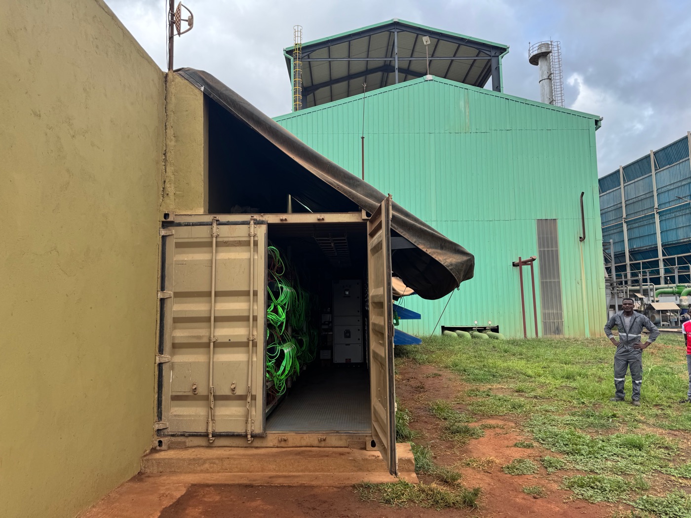 Gridless compute container beside a power facility